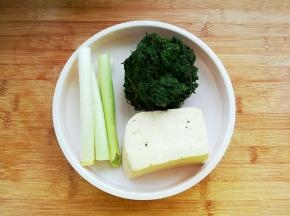 今天要用到的食材，荠菜提前解冻，大葱豆腐洗净。