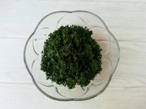 荠菜切碎。