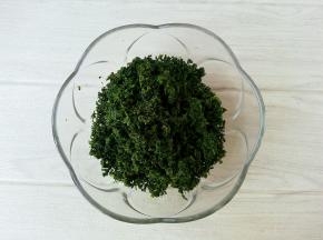 荠菜切碎。