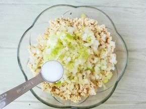 开始拌馅：调入1勺盐。
