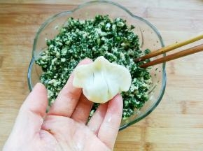 买的现成的饺子皮，直接包。