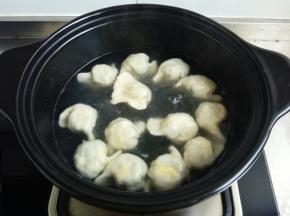 砂锅内烧开水，水开下入饺子，点两三次水，饺子全部浮起来，差不多就熟了，关火捞出。