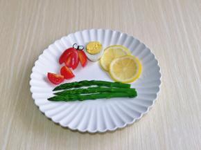 将准备好的果蔬摆盘，随意发挥。