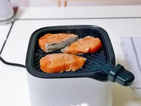 起油锅加入腌制好的三文鱼，中小火煎，煎至自己喜欢的口感即可。