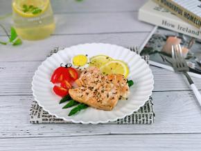 盛出装盘，撒上罗勒碎，这样就做好啦！