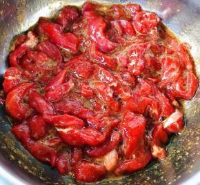 将所有调味料拌匀煨制二十分钟入味