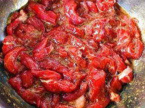 将所有调味料拌匀煨制二十分钟入味