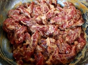 放入适量干淀粉抓匀