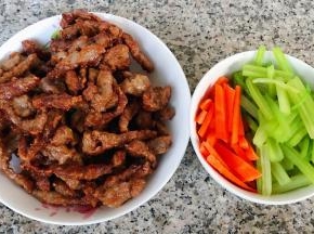 炸好的牛肉条和切好的芹菜胡萝卜条备用