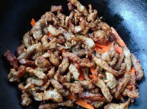 放入牛肉条翻炒均匀