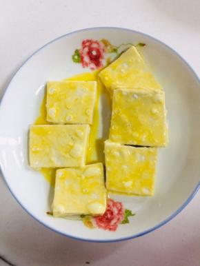 依次把所有的豆腐都裹完！