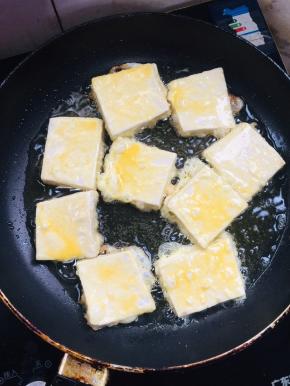 起锅烧油，放入裹好蛋液的豆腐！