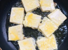 起锅烧油，放入裹好蛋液的豆腐！
