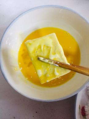 再均匀的裹一层蛋液！