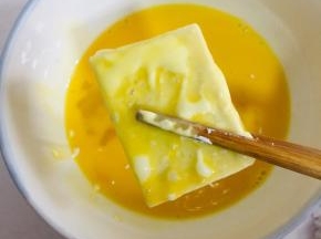 再均匀的裹一层蛋液！