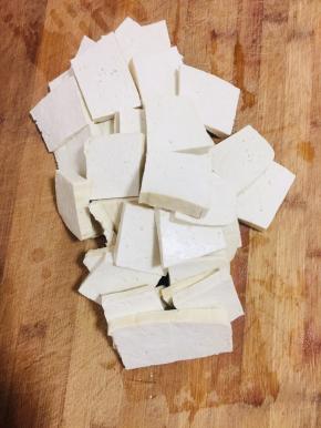 豆腐切块备用！