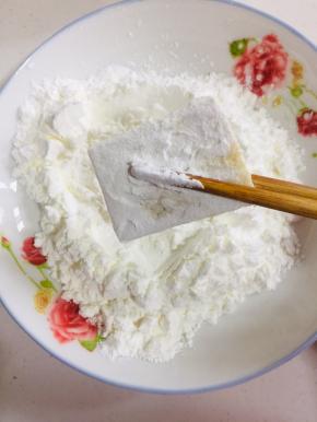 先把豆腐均匀地裹一层淀粉！