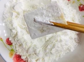 先把豆腐均匀地裹一层淀粉！