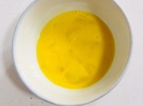 鸡蛋打散备用！