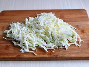 卷心菜洗干净后切丝。