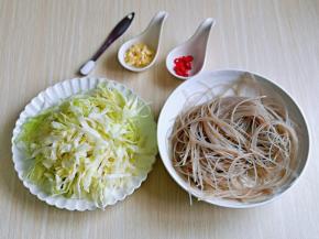 大蒜去皮切碎，辣椒洗干净切段，准备工作完成。