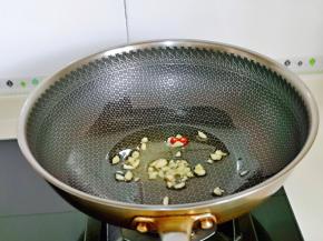 起油锅，加入蒜和辣椒炒香。