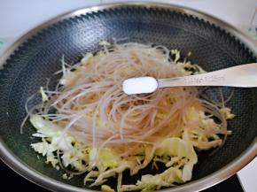 按个人口味加入盐，十三香。