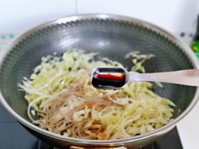 再加入一勺生抽。