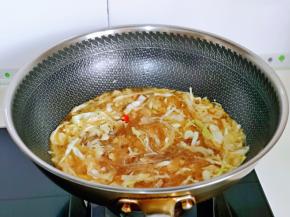 加入一小碗纯净水烧开，再加入醋炒熟即可关火。