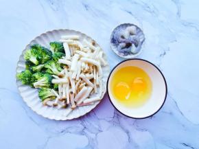 西兰花盐水浸泡洗净掰小朵，蟹味菇洗净去蒂切段，虾仁加料酒、盐腌制5分钟，鸡蛋打散放入碗中。