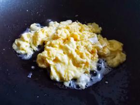 锅里放油，先把鸡蛋炒熟盛出备用。
