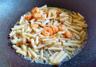 再放白玉菇炒出水分，