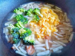 加入西兰花和鸡蛋煮1分钟，