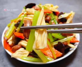 小菜入口清新爽口混搭着腐竹和花生浓郁的香味让人回味无穷