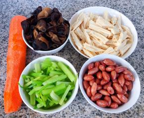 原材料芹菜焯水处理好、腐竹、木耳、花生、胡萝卜去皮备用