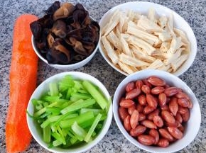 原材料芹菜焯水处理好、腐竹、木耳、花生、胡萝卜去皮备用