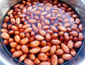 花生洗净再清水中浸泡一小时这样煮出来的花生味道更佳