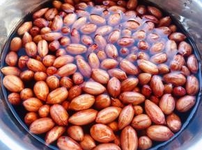 花生洗净再清水中浸泡一小时这样煮出来的花生味道更佳