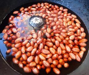 花生放入锅中直接用泡花生的水来煮放入姜、花椒、八角调味盒适量的盐大火煮起来
