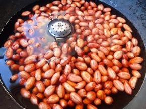 花生放入锅中直接用泡花生的水来煮放入姜、花椒、八角调味盒适量的盐大火煮起来
