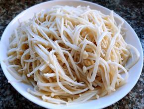 金针菇切去根部摘成一根根独立的洗净放入开水中焯水时间不要过长刚刚变色变软即可捞出放入冷水中过凉后沥干水份