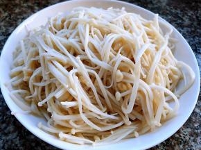 金针菇切去根部摘成一根根独立的洗净放入开水中焯水时间不要过长刚刚变色变软即可捞出放入冷水中过凉后沥干水份