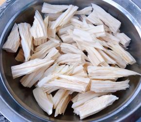 腐竹洗净在清水中浸泡至膨胀开