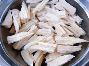 腐竹洗净在清水中浸泡至膨胀开