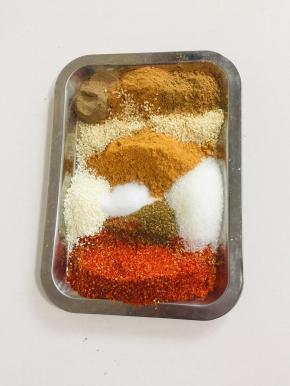 准备好配料：辣椒面50克，花椒粉10克，孜然粉30克，盐10克，白芝麻40克，白糖15克，鸡精15克，胡椒粉10克，十三香10克，麻辣鲜调味料10克。