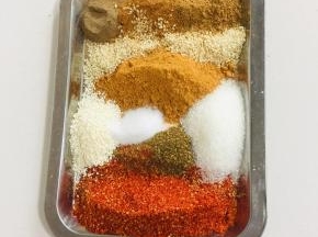 准备好配料：辣椒面50克，花椒粉10克，孜然粉30克，盐10克，白芝麻40克，白糖15克，鸡精15克，胡椒粉10克，十三香10克，麻辣鲜调味料10克。