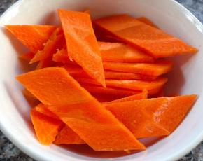 胡萝卜切成马蹄片