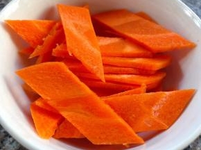 胡萝卜切成马蹄片