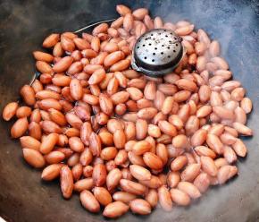 花生煮至十五分钟左右即可不要煮的太软烂影响口感