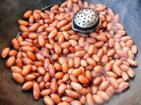 花生煮至十五分钟左右即可不要煮的太软烂影响口感